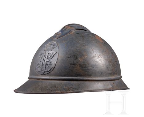 Stahlhelm M 15 Adrian, um 1918  Blaugrau lackierte Stahlglocke (berieben, Rostspuren) mit aufgesplintetem eisernen Emblem, da