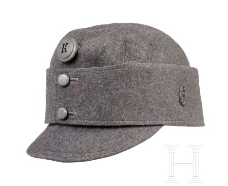 Feldgraue Kappe für Mannschaften, um 1917  Feldgraues Wolltuch mit Schirm, Röschen ("K") aus Eisen, Knöpfe aus grau lackierte