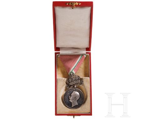 Silberne Medaille "Für Wissenschaft und Kunst" 4. Modell  Silber,  Durchmesser 36,4 mm, Gewicht 24,3 g, mit konfektioniertem 