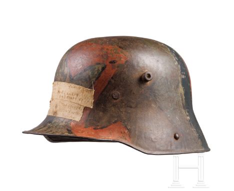 Stahlhelm M 16 mit "Mimikry"-Dreifarbtarnanstrich  Die Glocke mit außenseitigem dreifarbigen, schwarz abgesetzten Mimikry-Ans