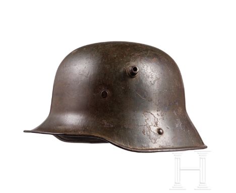 Stahlhelm M 16  Die Glocke mit feldgrauer Originallackierung, innenseitig beidseitig vernietet der Knopf "M 91" für den Kinnr