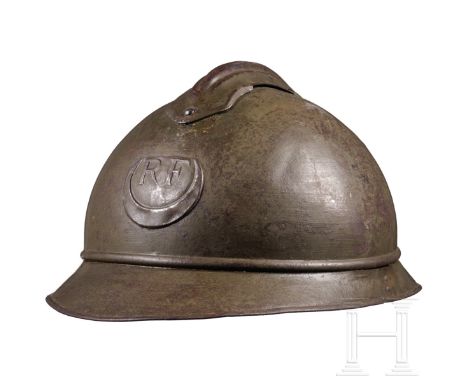 Stahlhelm M 15 Adrian der Kolonialtruppen  Olivgrün lackierte Stahlglocke (berieben, Rostspuren, leichte Dellen) mit aufgespl