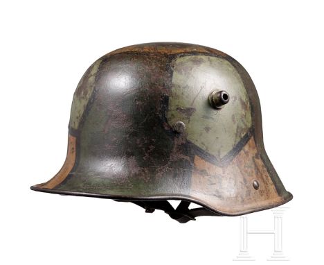 Stahlhelm M 16 mit Mimikry-Anstrich  Feldgrau lackierte Stahlglocke mit zeitgenössischem braun-ocker-grünen, durch schwarze E