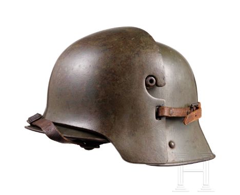 Stahlhelm M 16 mit Stirnschutz   Die Glocke mit feldgrauer Originallackierung, innenseitige Schlagstempelung "Gs2" und beidse