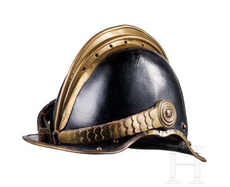 Helm ("Casque Detaille") für Mannschaften der Infanterie, Versuchsmodell M 1912  Halbkugelförmige schwarze Lederglocke mit Vo