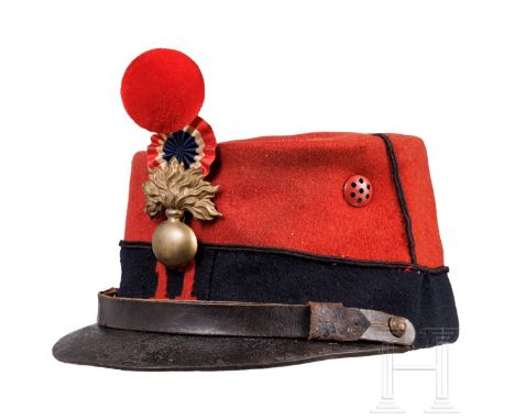 Käppi M 1884 für Mannschaften der Infanterie   Rotes Wolltuch (vereinzelt kleine Löcher) mit dunkelblauem Bund und schwarzem 