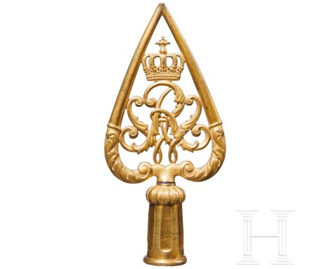 Fahnenspitze M 1868 für Bataillonsfahnen   Aus feuervergoldeter Messingbronze in Tropfenform mit durchbrochener gekrönter Chi