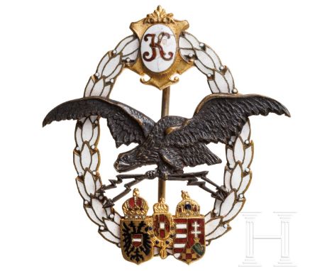 Allgemeines k.u.k Luftfahrerabzeichen 1917  Buntmetall, vergoldet und farbig emailliert mit mittig vernietetem, dunkel patini