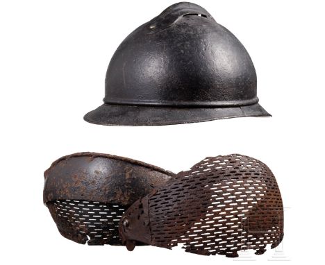 Stahlhelm M 15 Adrian und zwei Visierfragmente  Dunkelgrau nachlackierte Stahlglocke mit deutlichen Rostspuren (kleine Fehlst