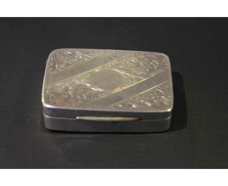 Silver snuff box with engraved decoration
