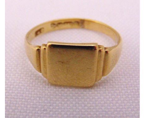 14ct yellow gold signet ring, approx total weight 2.9g