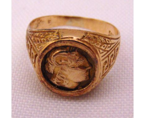 14ct yellow gold signet ring, approx total weight 3.4g