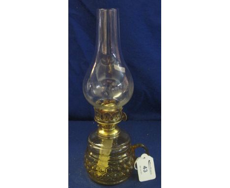 Small brass single burner chamber oil lamp with moulded coloured glass reservoir and clear chimney.(B.P. 24% incl. VAT)