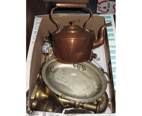 Tray of assorted metalware to include vintage coper kettle, brass Genie lamp, chamber stick, pair of brass candle sticks, pie