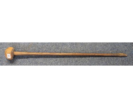 A knobkierie type stick, probably African.(B.P. 24% incl. VAT)