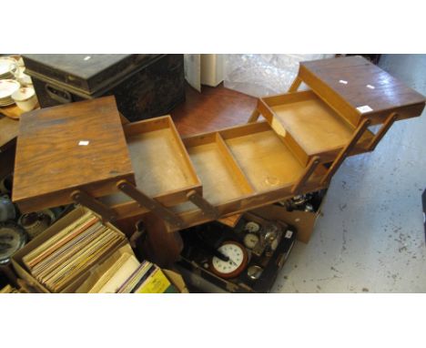 Vintage ladies folding sewing box with various compartments. (B.P. 24% incl. VAT)