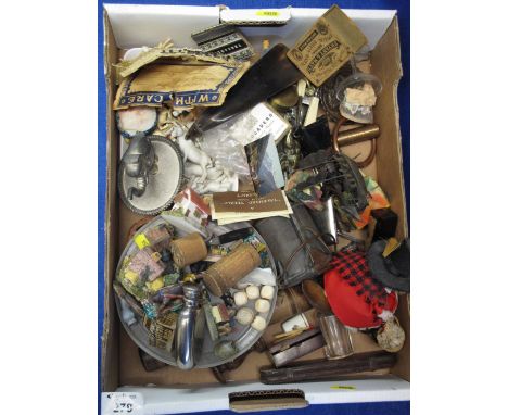 Tray box of assorted collectables to include: treen items including case, seal, sunburst match box, brass love spoon, miniatu