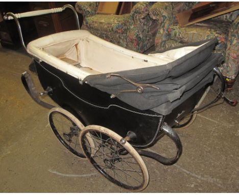 Silver cross vintage pram. (B.P. 24% incl. VAT)