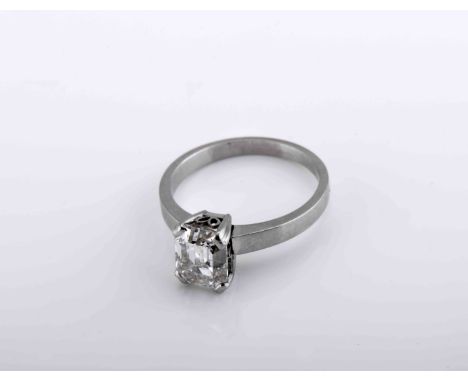 A ringA ring, platinum, set with an emerald cut diamond with the approximate weight of 1.91 ct., colour grade L~M, P1 purity 