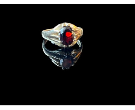 9ct yellow gold garnet ring size R/S, 3.64g gross weight