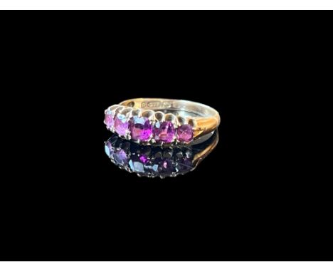 9ct gold ring with 5 graduating garnet stones, hallmarked Birmingham 1900, size Q, 2.6g gross weight