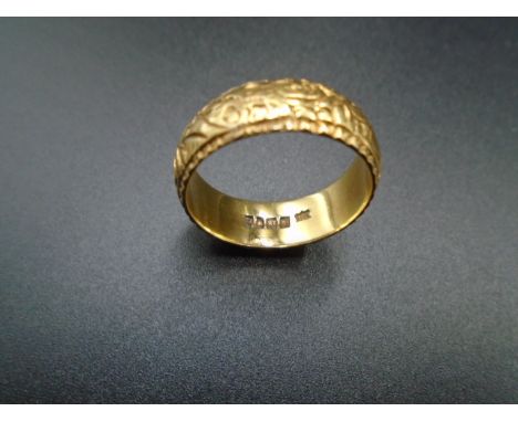 18ct gold engraved band ring hallmarked London 1929. Size S, 7.74g gross weight&nbsp;