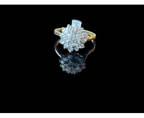 18ct gold daisy cluster diamond ring size S, 3.77g gross weight