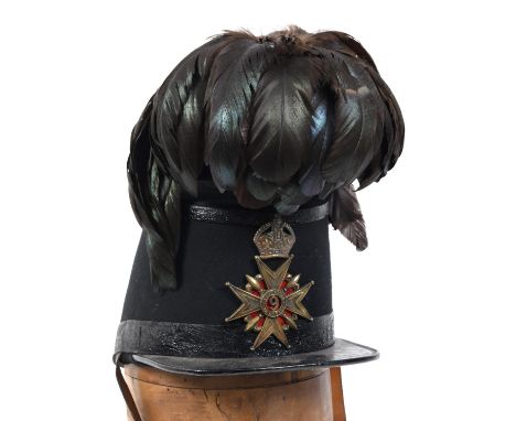AN EARLY 20TH CENTURY 'LES VOLTIGEURS DE QUEBEC' SOLDIERS SHAKO. A flat topped shako with elaborate feather plume, broad swep