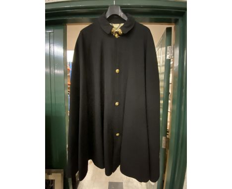 AN ERALY/MID 20TH CENTURY NAVAL OFFICERS BOAT CLOAK. A dark blue cloak with twin lion mask clasp to the neck and four buttons