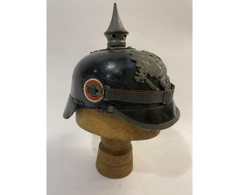 A FIRST WORLD WAR GERMAN PRUSSIAN M-15 PICKELHAUBE. Of domed lacquered black leather with a detachable spike with five holes,