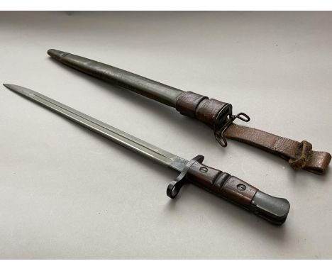 A FIRST WORLD WAR 1913 REMINGTON BAYONET AND SCABBARD. With a Remington 43cm fullered blade marked 1913 and 5 17 to the ricas