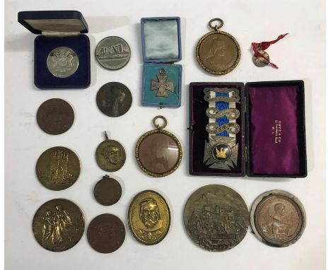 A COLLECTION OF ROYAL AND SIMILAR MEDALS AND SOUVENIRS. A Bronze Royal Mint medal commemorating Queen Victoria's Diamond Jubi