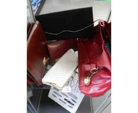 A mixed lot of vintage ladies hand bags.