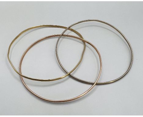 A 9ct gold Russian style bangle consisting of three interlinked bangles of varying shades of gold. Gross weight approximately