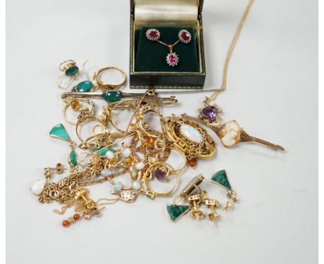 A group of assorted late Victorian and later jewellery including a 9ct gold, amethyst and seed pearl set heart shaped pendant