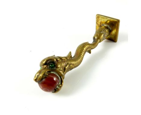 A VERY GOOD QUALITY, POSSIBLY CHINESE SEAL, MODELLED AS A DRAGON WITH GREEN GLASS EYES AND A WITH BALL IN MOUTH, APPROX. 6 cm