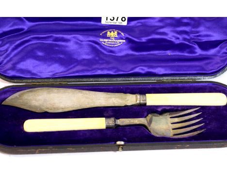 Hallmarked cased fish servers by Goldsmiths and silversmiths Sheffield assay. P&amp;P Group 1 (£14+VAT for the first lot and 