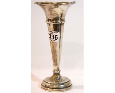 Hallmarked silver weighted trumpet vase, Mappin and Webb, Birmingham 1975, H: 21 cm. P&amp;P Group 2 (£18+VAT for the first l