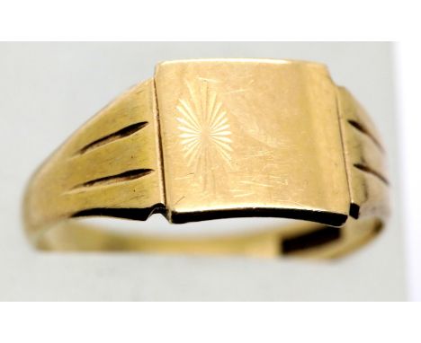 9ct gold signet ring, size W, 3.9g. P&amp;P Group 1 (£14+VAT for the first lot and £1+VAT for subsequent lots) 