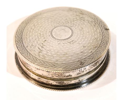 Silver ladies compact with engine turned top and milled sides, Birmingham 1928. P&amp;P Group 1 (£14+VAT for the first lot an