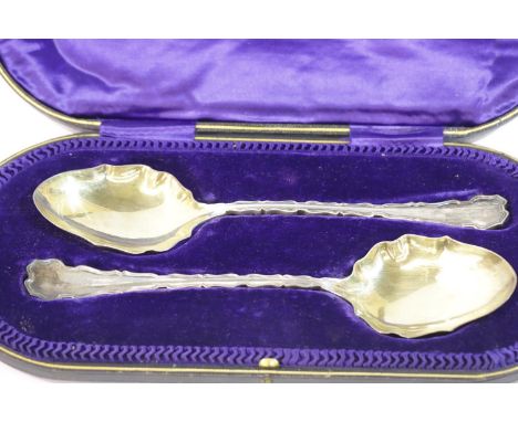 Cased hallmarked pair of spoons, Sheffield assay, maker Walker and Hall, 172g. P&amp;P Group 2 (£18+VAT for the first lot and