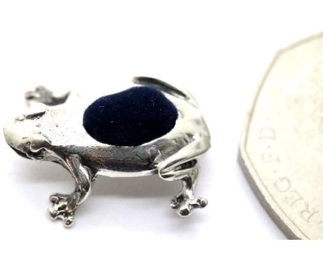 925 silver frog pin cushion, 4.7g, L: 2 cm. P&amp;P Group 1 (£14+VAT for the first lot and £1+VAT for subsequent lots) 