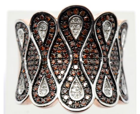 925 silver ring with white and amber diamonds, 7.7g, size P/Q. P&P Group 1 (£14+VAT for the first lot and £1+VAT for subseque