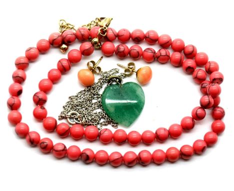 Coral necklace and earrings and a jade pendant. P&amp;P Group 1 (£14+VAT for the first lot and £1+VAT for subsequent lots) 