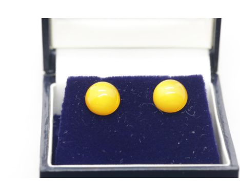 Pair of amber 9ct gold earrings, with backs, 0.9g. P&amp;P Group 1 (£14+VAT for the first lot and £1+VAT for subsequent lots)