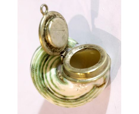 Green and white shell snuff box, L: 4 cm. P&P Group 1 (£14+VAT for the first lot and £1+VAT for subsequent lots)Condition Rep