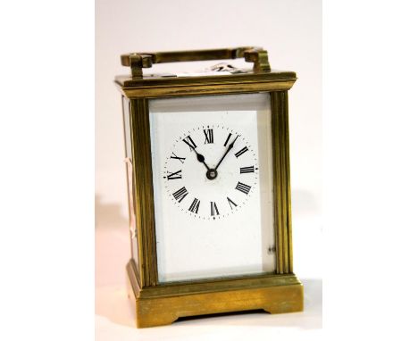 French brass carriage clock, H: 11 cm. P&P Group 1 (£14+VAT for the first lot and £1+VAT for subsequent lots)Condition Report