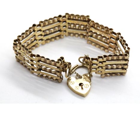 9ct gold gate bracelet with padlock clasp, 9.9g. P&amp;P Group 1 (£14+VAT for the first lot and £1+VAT for subsequent lots) 