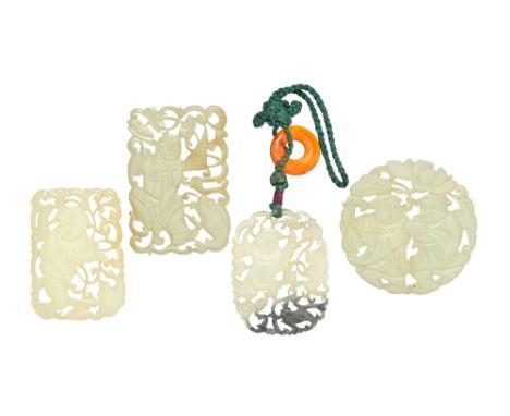 Personnages, ensemble de 4 plaques partiellement ajourées en jade, Chine, dont 1 avec Liu Hai et son crapaud et 3 avec des en