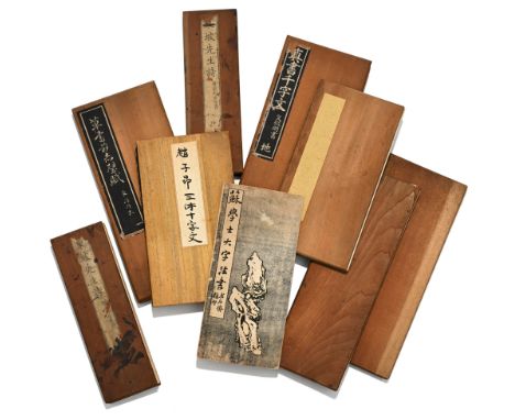 Ensemble de 9 albums leporello de calligraphies sur fond noir, Chine et Japon, XIX-XXe s., dont 8 en papier frotté avec couve